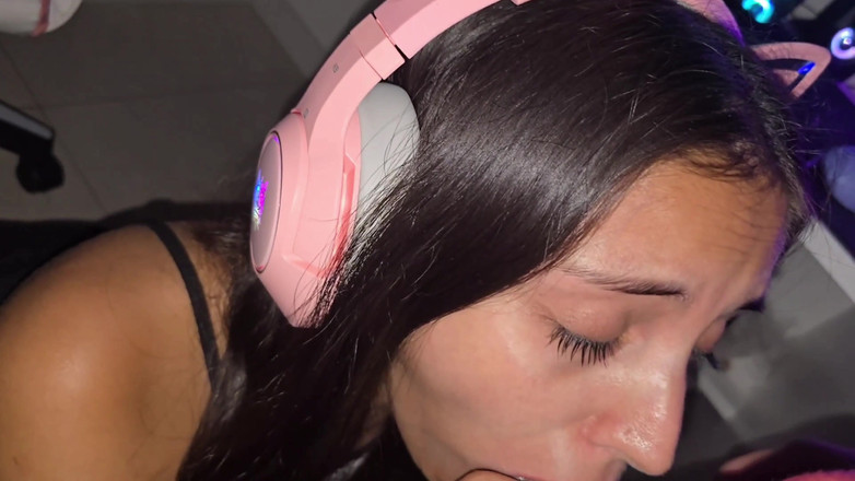 LoverDevilx: Cette gameuse est très mauvaise dans les jeux, mais très...
