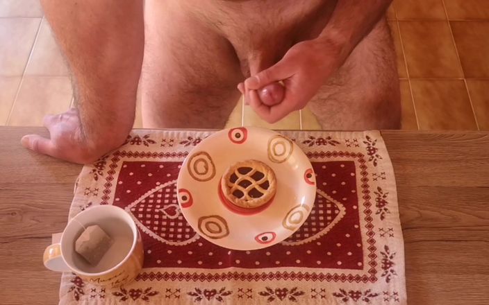 Cicci77 cum for you: 아침 식사를 위해 정자를 준비하기 위해 페드로 자위한 다음 정액을 먹은 직후 정자 타르트를 먹습니다.