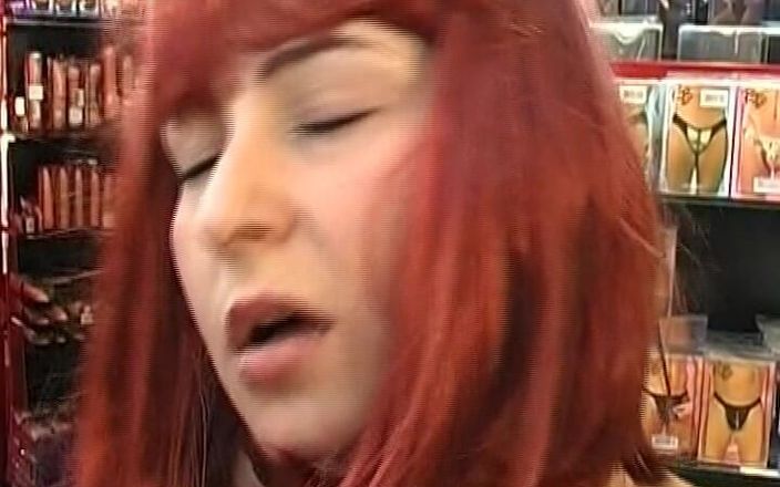German's Young Babes: Niemiecka ślicznotka bawi się zabawką erotyczną w sklepie