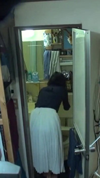 L’amie de ma femme est restée dans ma chambre et son charme mature m’a rapproché lentement - épisode 1