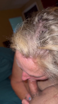 Orale MILf-blondine, sommersprossen, grüne augen lutscht papi