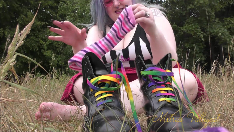 Mxtress Valleycat: Worship my rainbow laces