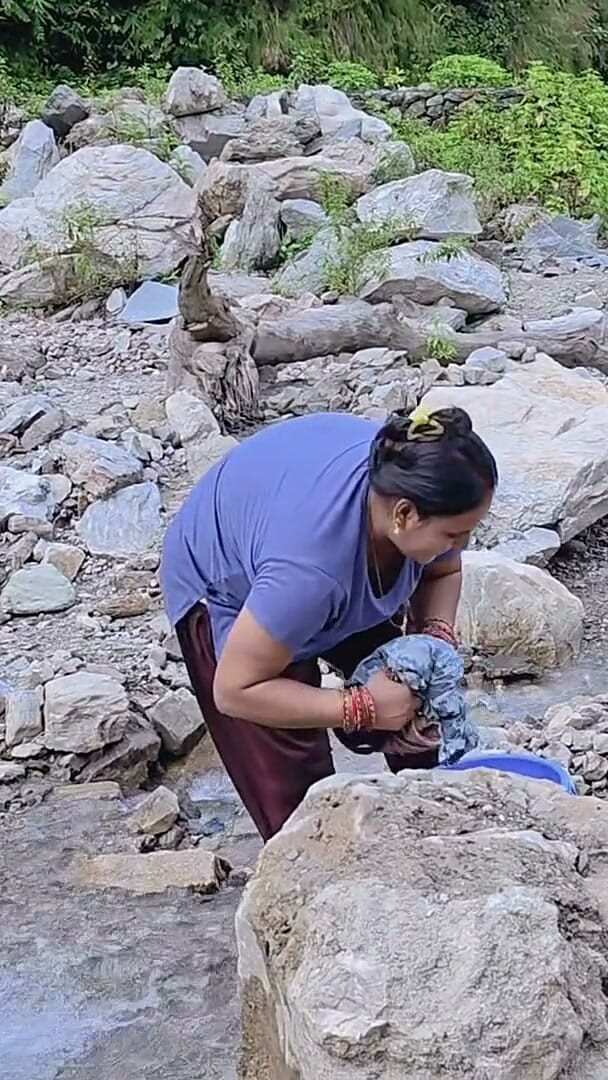 Desi chudai hub: Sexo en camping de montaña, semen dentro del coño