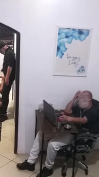 ตอนสามีทำงาน ภรรยาในผ้าขนหนูต้อนรับพนักงานส่งของ