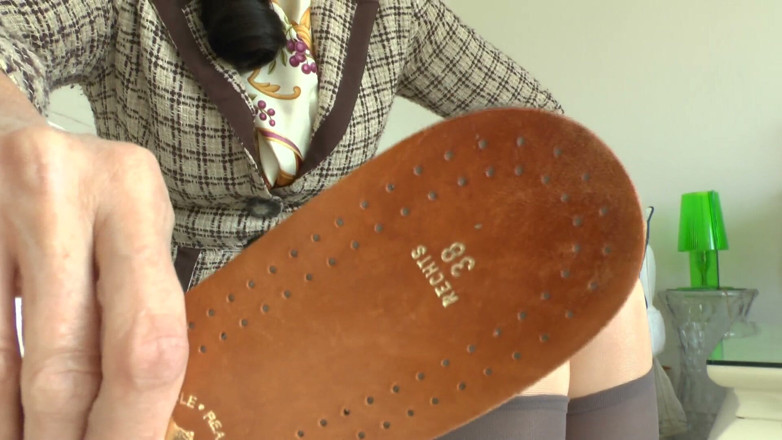 Lady Victoria Valente: Der schuhficker bekommt ein sohlenficker-training! Lady Victoria Valente