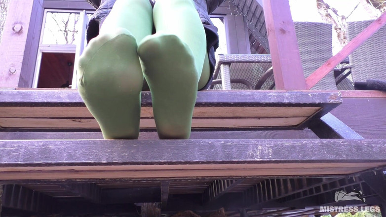 Mistress Legs: Богиня в зелених колготках дражнить ногами на ганку