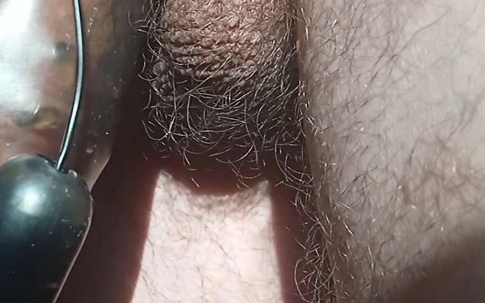 Deepthroat Studio: Reality eigengemaakte elektrische stimulatie masturbatie jongen exhibitionist met behulp van...