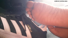 Foot Patrol: A piedi nudi le dita blu del passeggero gioca con...