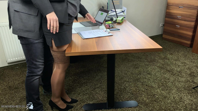 Business Bitch: Jefe usa secretaria sexy y llena todos sus agujeros
