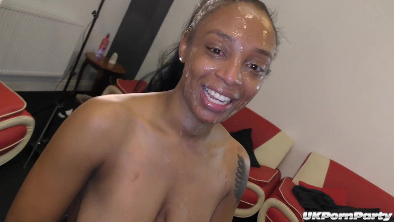 100% Amateur Gangbang and Bukkake from the UK!: ตุ๊กตาเย็ดผิวดำ Lolla Marie สนุกกับกังแบง
