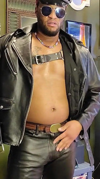 Kennie Jai se masturba en cuero y se corre enorme para ti !!