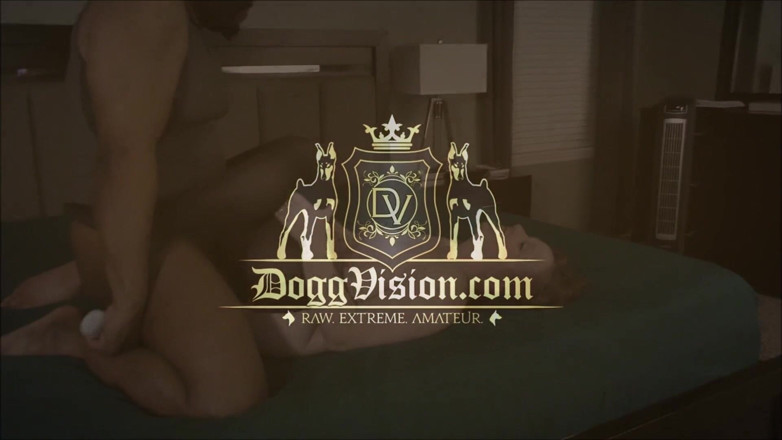 DoggVision: Рогоносець спостерігає, як дружина кричить від оргазму