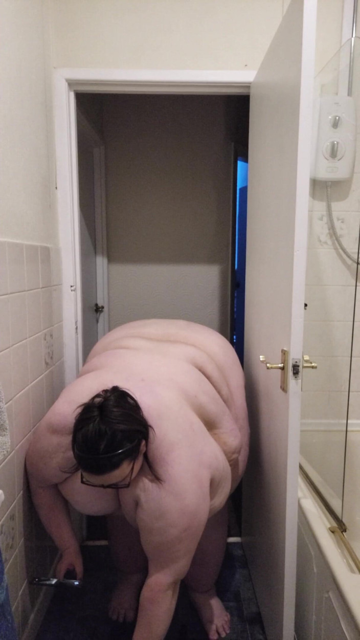 SSBBWLadyBrads: Naked weigh in end of August