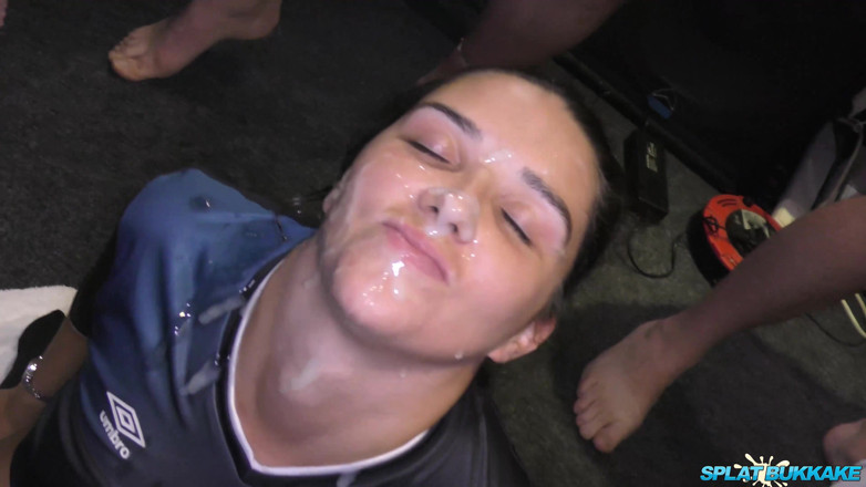 Gangbang team: Nadržená teenagerka dostává svůj vůbec první bukkake