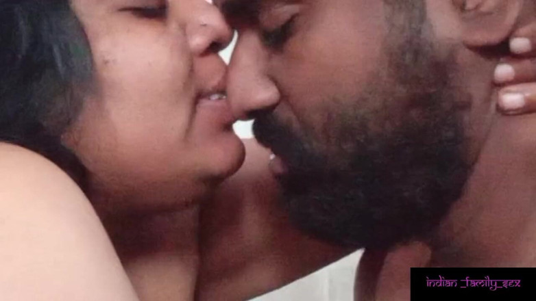 Indian IFS: Une belle-mère indienne s’embrasse et baise