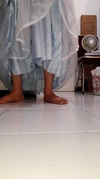 Người mặc đồ xuyên thấu châu Á mặc váy cưới satin váy ball