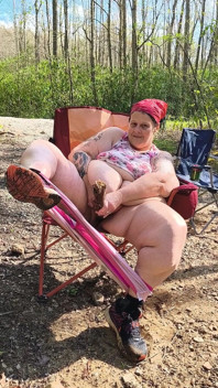 Stoute slet in het bos vindt een dikke stam en neukt in al haar gaten en spuit deze hard