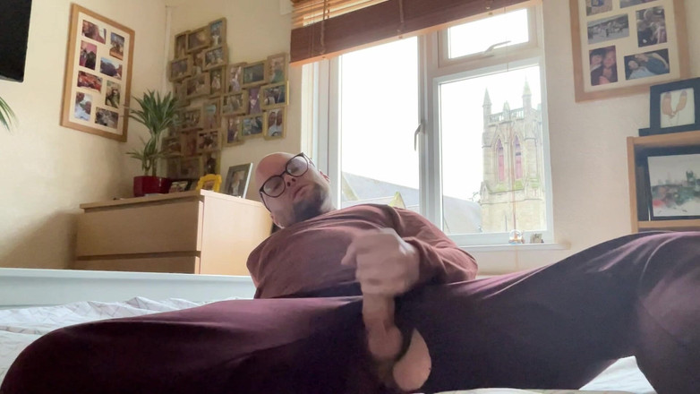 Buggiesmugglr: Mau nggak ngentot kontolku di lubangmu juga?