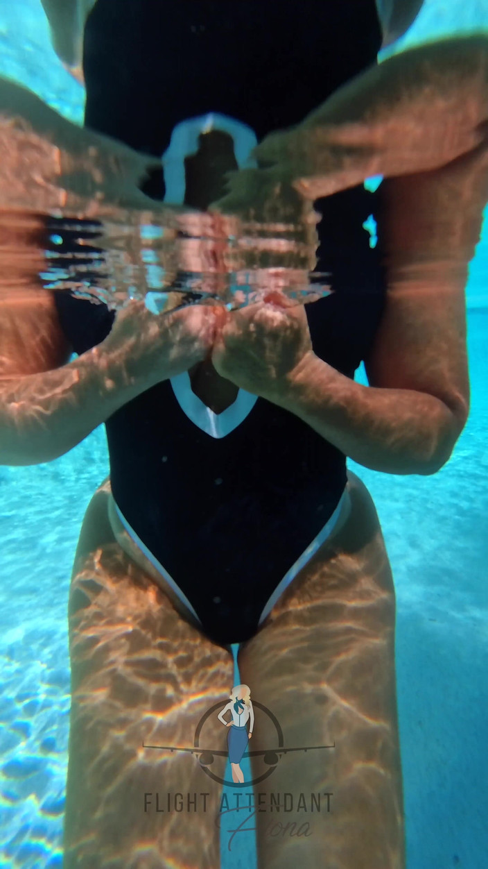 Flight Attendant Fiona: Tempo in piscina da sola