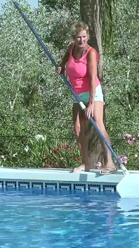 Auntjudys - Sua nova garota da piscina, Sra. Molly chupa seu pau (em primeiro plano)