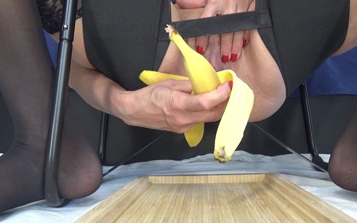 AnnaBUST: Banane in meiner muschi hautnah