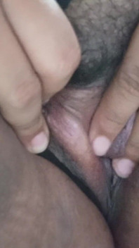 MILF gemuk melancap di bilik mandi