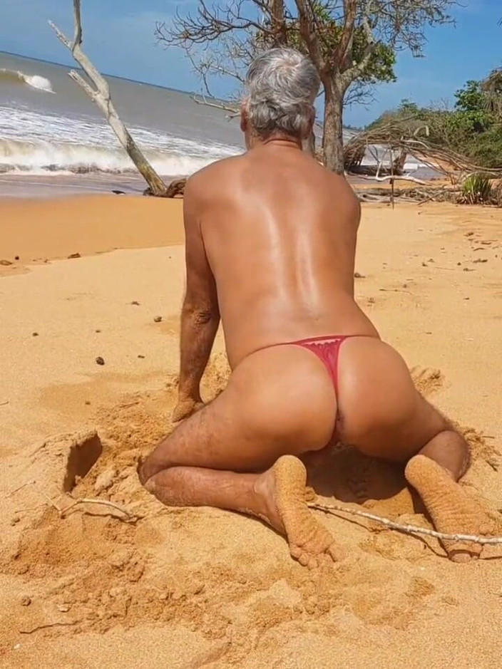 Ladysilvas: Ladysilva trên bãi biển khoe cặp mông nóng bỏng của...