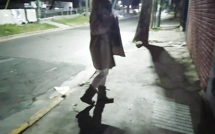 Active Couple Arg: Seks na ulicy pokazując kobietę w mieście z przezroczystą bielizną