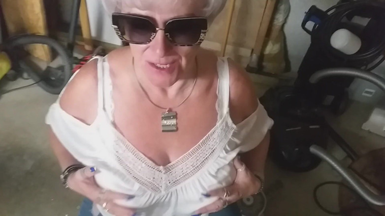 PureVicky66: Calda nonna succhia un grosso cazzo conrelish