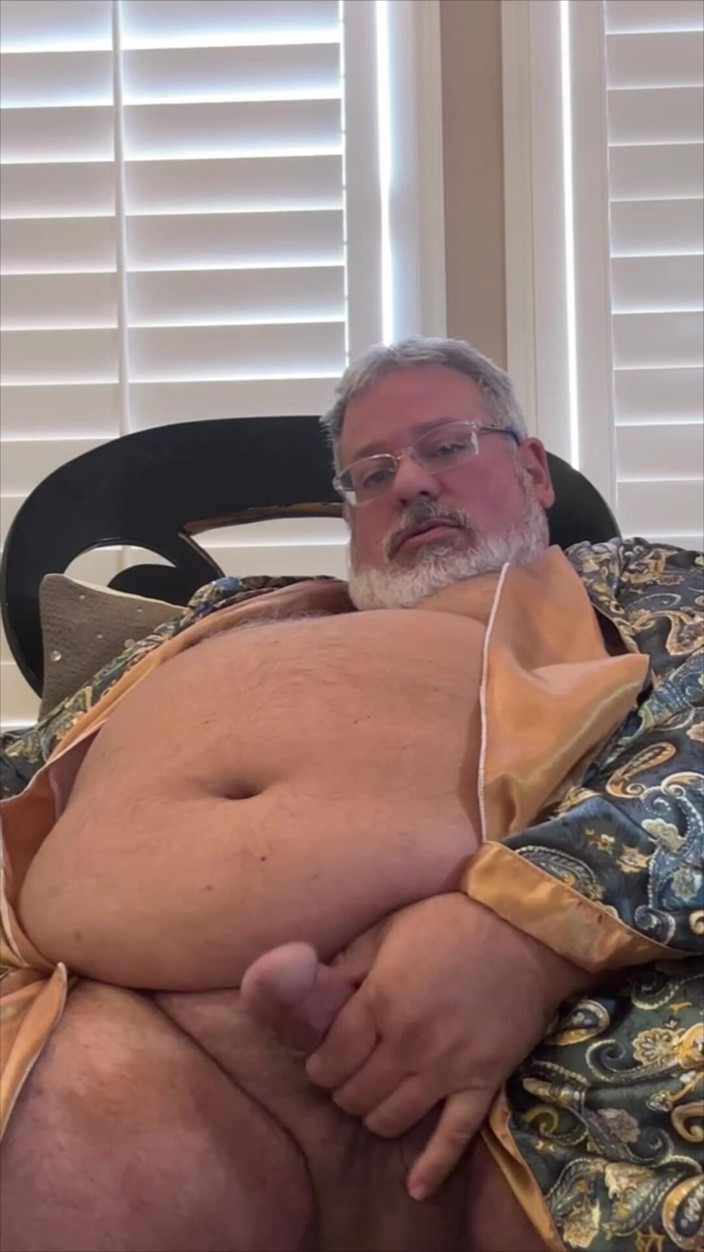 Hand-Free-Daddy-Chub: Penari beruang bogel dengan perut besar melantun ski-dip ya ya
