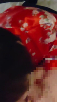 Ich habe sie in einem roten Kimono verführt, und nachdem sie ihrem Cunnilingus gegeben hatte, penetrierte sie mich von hinten und brachte mich in sie zum kommen