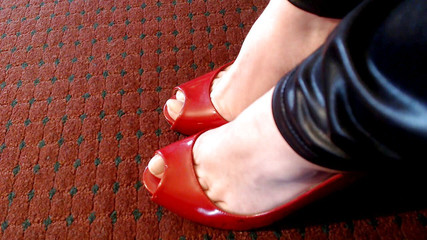 Abby Anna: Longa real unhas vermelhas estilando para trás bombas