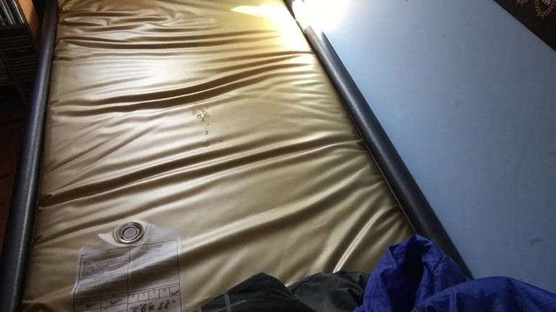 Aussie bi boy: Encore un jack-off éjaculation sur une vidéo de lit à eau
