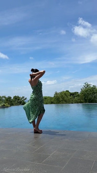 Necken am pool im Mikro-Bikini, Schwimmen