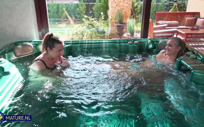 Mature NL: Dvě nadržené lesbičky se baví v bazénu