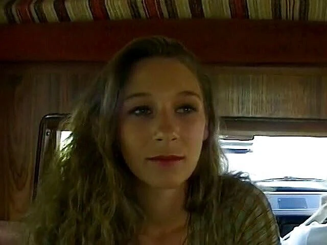 Java Consulting: Pěkně vypadající blondýnka strčí své tělo do dodávky