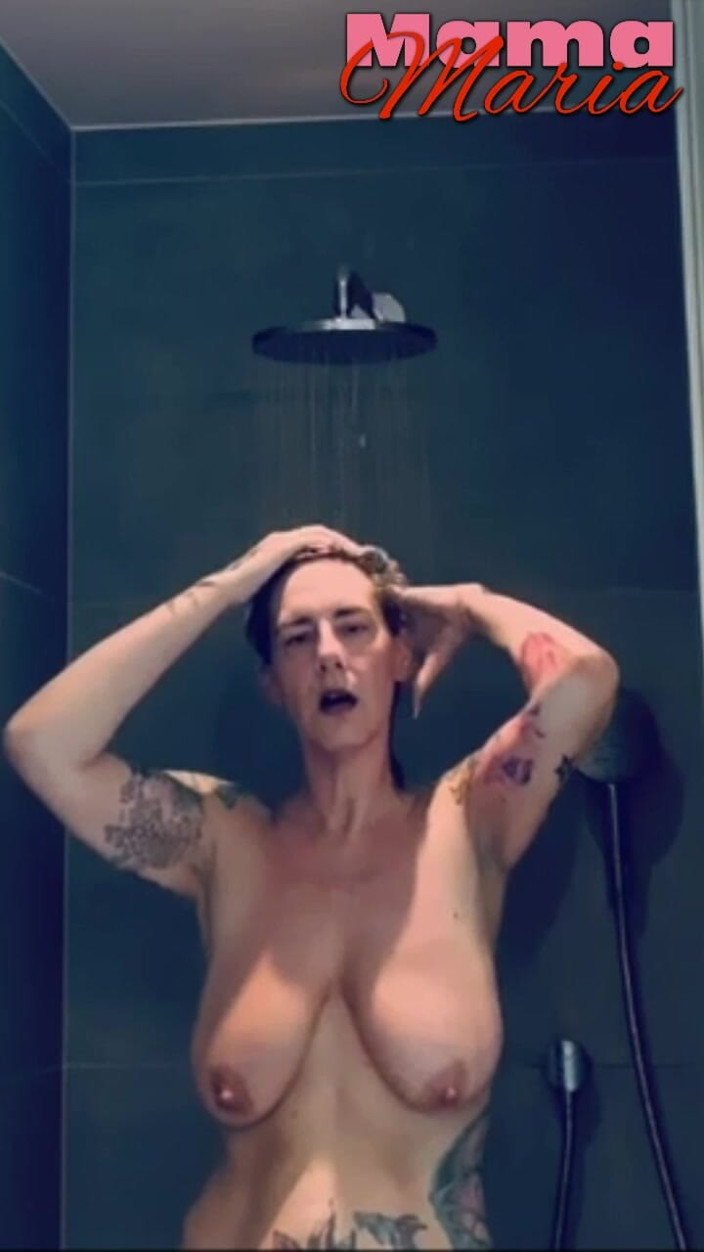 Mama Maria: MILF, dampfende dusche