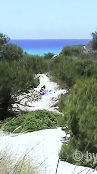 Pelirroja belleza con consolador en el coño en la playa de arena
