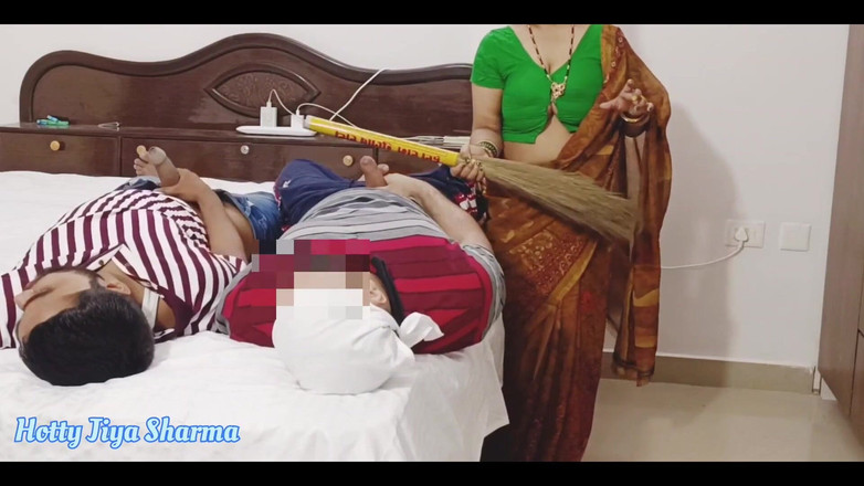 Desi Club House: Индийская сексуальная мачеха-милфа занимается сексом со своими двумя пасынками!! Ее муж не знает