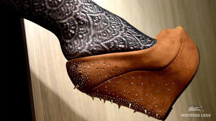 Mistress Legs: La mia scarpa a penzoloni è sui piedi in calze a...