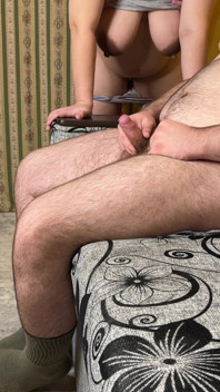 Soția infidelă acceptă ejaculare în pizda ei de la un străin în fața soțului ei încornorat - Milky Mari