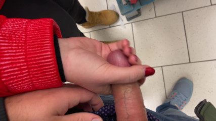 SlipCouple: Extrema punheta arriscada no supermercado um esperma roubado no produto:...