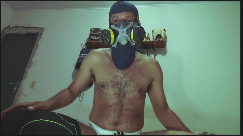Stink HairyMale: Jockstrap, rote Unterwäsche, Gasmaske und Sturmhaube
