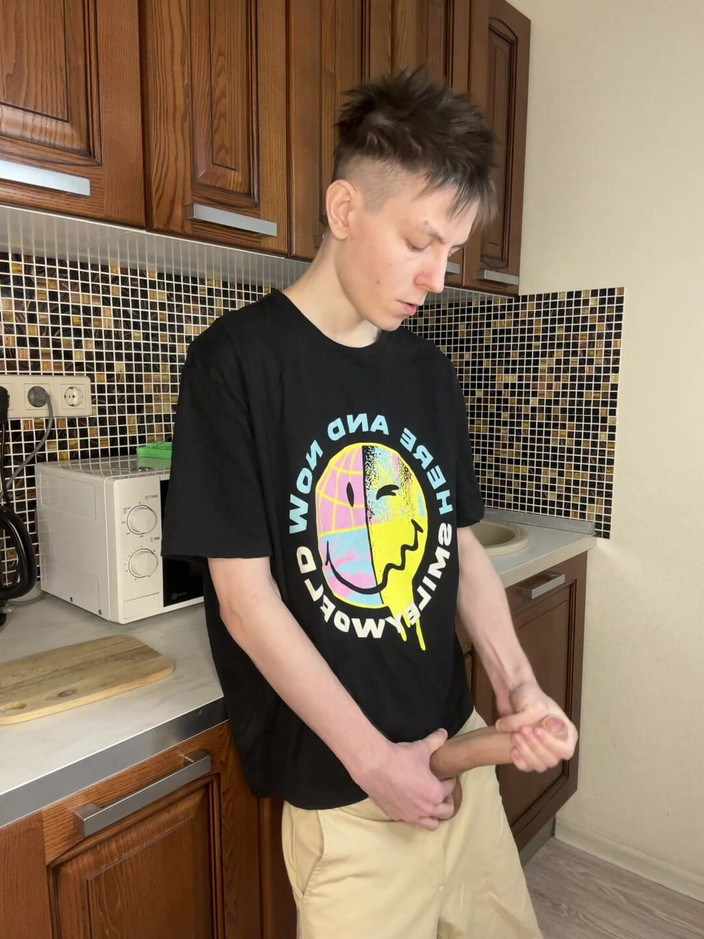 Morflot24: Genç twink'in fışkıran boşalma zevki