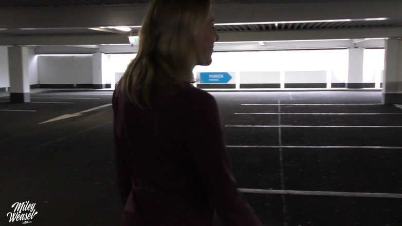 Miley Weasel: Miley Weasel, allemande blonde, se fait dans un parking