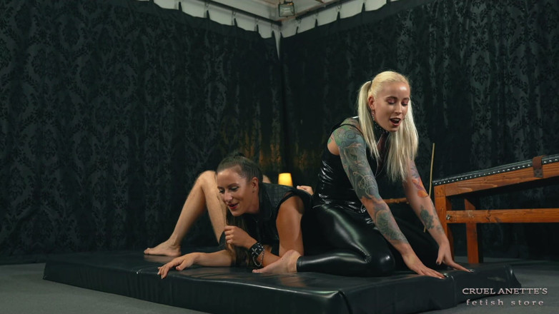 Cruel Anettes fetish world: Double Face Sitting