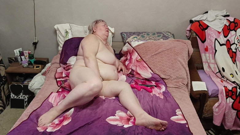 Zona901: Svärmor onanerar sin saftiga fitta med vibratorer