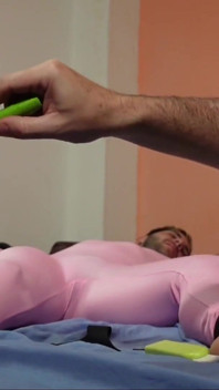 Bağlı pembe takım elbiseli gıdıkla gıdıklıyor