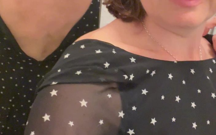 MistressWriggler: Mendapat Stark Bollock berbogel di tempat awam untuk mencuba pakaian...