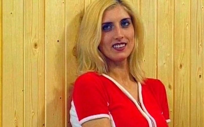 Busty German Sluts: Любительська німецька мамка грає зі своєю тугою пиздою